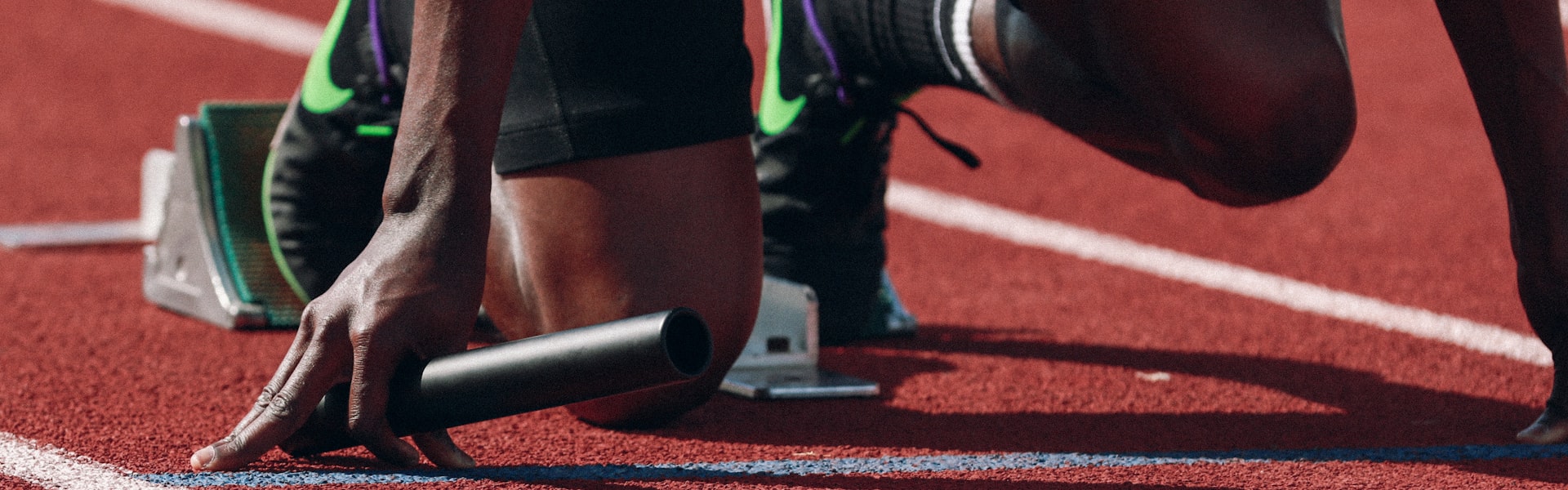 亿万28焦点轮播图 - 展示多种体育项目精彩瞬间的合成图，包括足球、篮球、网球和电子竞技