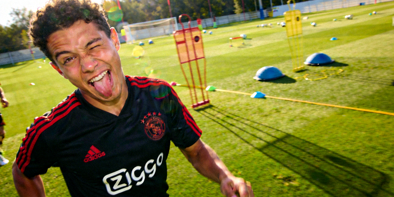 球星趣闻配图 - 足球运动员在训练中做出搞笑表情的瞬间