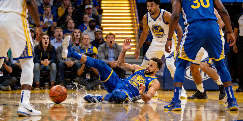 赛场囧事配图 - 篮球比赛中球员滑倒的尴尬瞬间